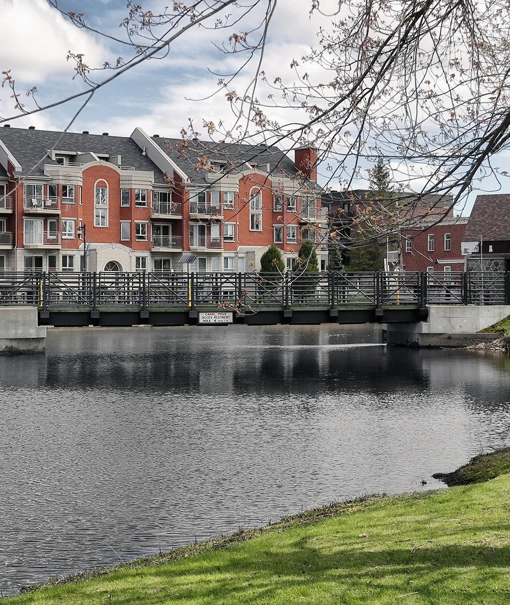 Vue de condos au bord de l'eau à Lachine, Montréal – quartier paisible idéal pour l’achat d’une propriété